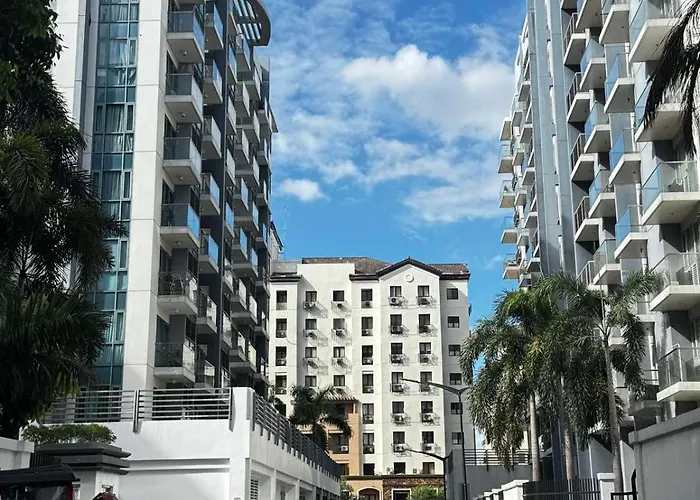 Chic Unit With Balcony - Free Wifi & Netflix Across Naia Terminal 3 Airport 公寓 马尼拉