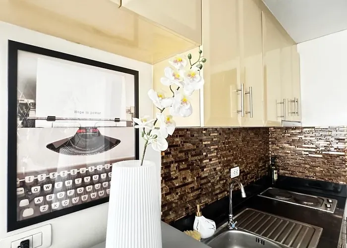 公寓 Chic Unit With Balcony - Free Wifi & Netflix Across Naia Terminal 3 Airport 马尼拉