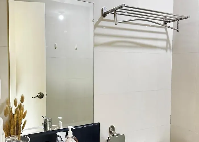 Chic Unit With Balcony - Free Wifi & Netflix Across Naia Terminal 3 Airport *