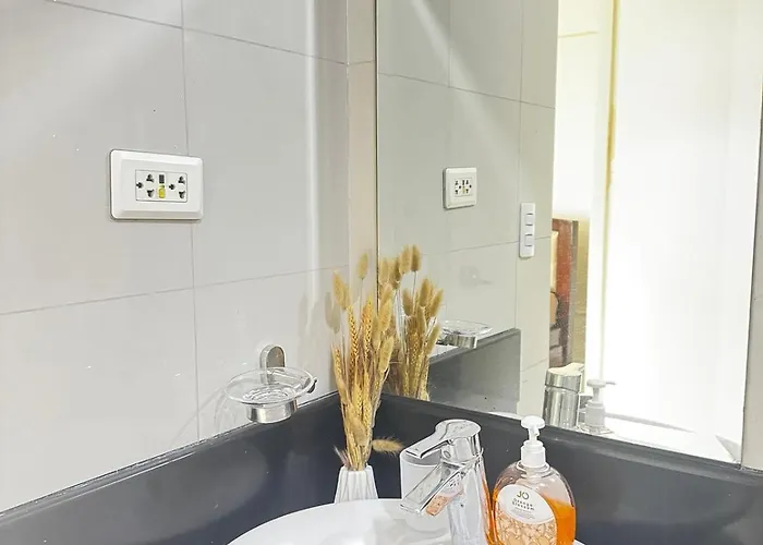 Chic Unit With Balcony - Free Wifi & Netflix Across Naia Terminal 3 Airport 公寓 马尼拉